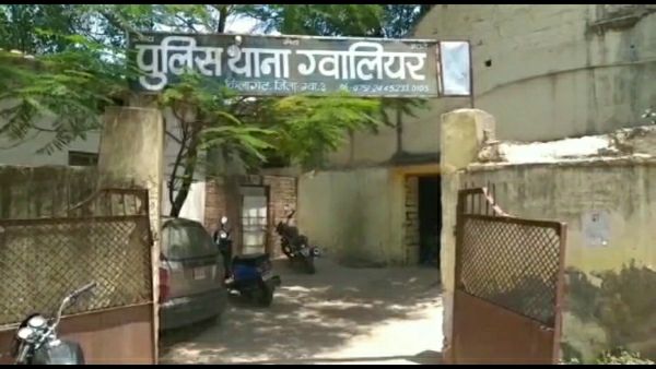 चोर अंडर गारमेंट्स चुराते हुए सीसीटीवी में हुआ कैद