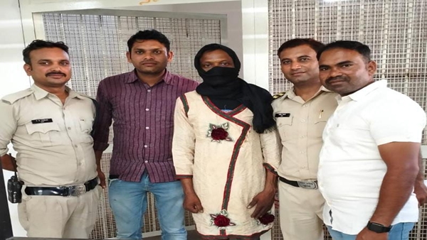 यही है सलवार सूट पहना वो शातिर चोर 