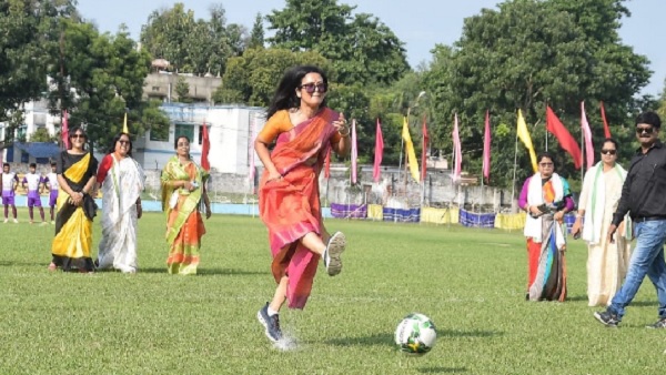 साड़ी पहनकर फुटबॉल खेलती दिखीं महुआ मोइत्रा