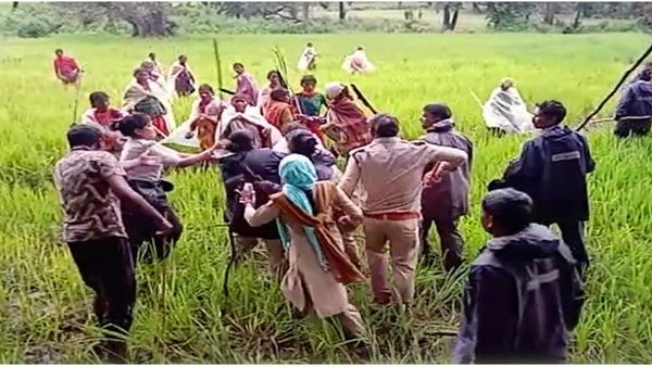 वन विभाग आदिवासियों को मानता है अतिक्रमणकारी 