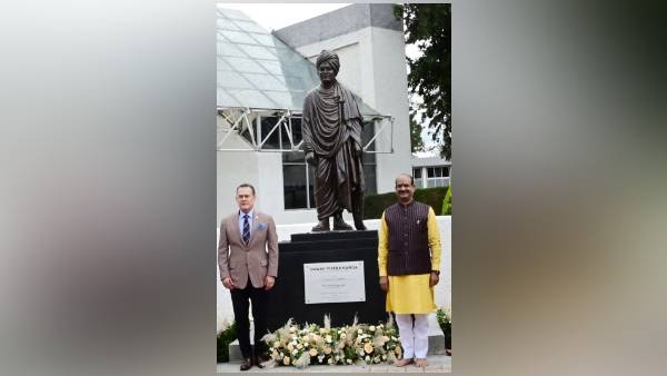 ओम बिरला ने स्वामी विवेकानंद की प्रतीमा का अनावरण किया
