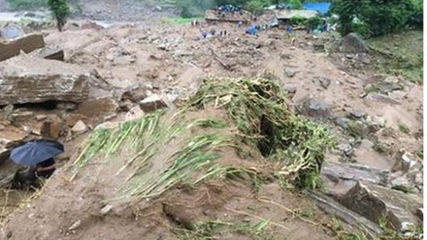 नेपाल में भारी बारिश के बाद भूस्खलन