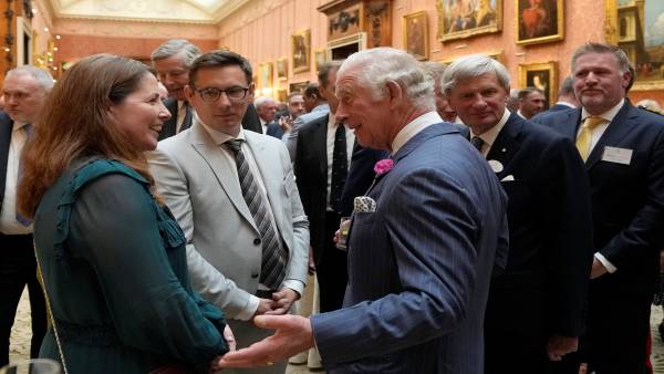 किंग टॉयलेट सीट लेकर चलते हैं