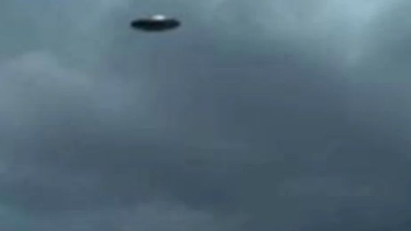  तूफान के साथ दिखा UFO