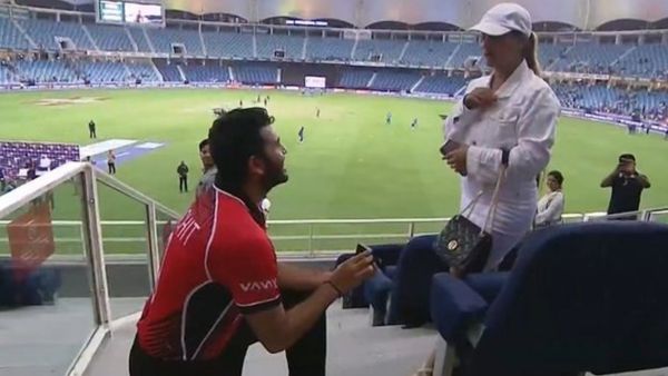 मैदान पर GF को किया प्रपोज