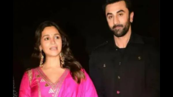 गुलाबी शरारे में दिखीं एक्ट्रेस