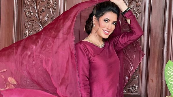 महविश चला रही जागरूकता अभियान महविश चला रही जागरूकता अभियान