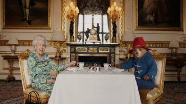 ईटिंग रॉयली: रेसिपीज एंड रिमेंब्रेंस फ्रॉम अ पैलेस किचन