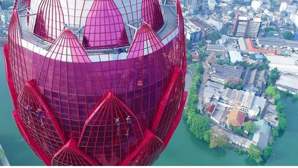 टावर के रखरखाव की लागत चुकाना मुश्किल