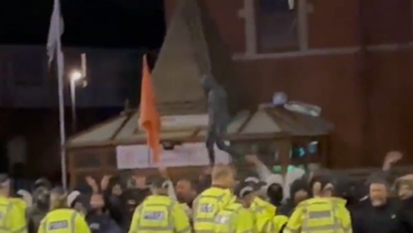 सड़क पर पाकिस्तानियों की भीड़ सड़क पर पाकिस्तानियों की भीड़