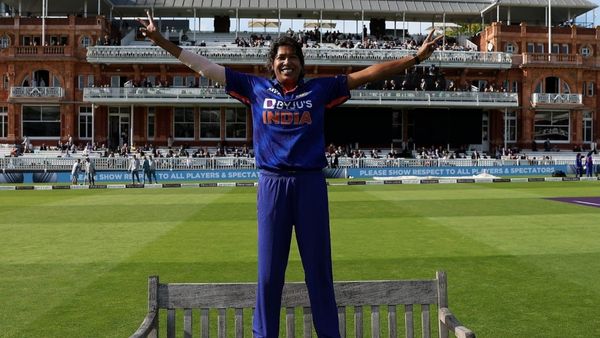 शिखर पर झूलन