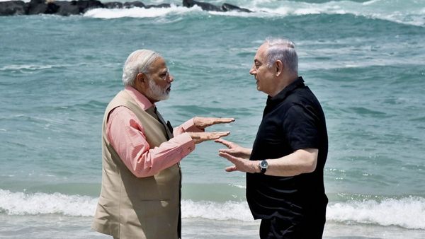 पीएम मोदी के कार्यकाल में ऐतिहासिक नजदीकी पीएम मोदी के कार्यकाल में ऐतिहासिक नजदीकी