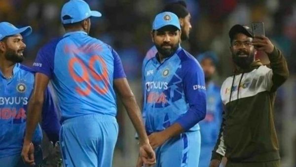 सेल्फी तो बनती है
