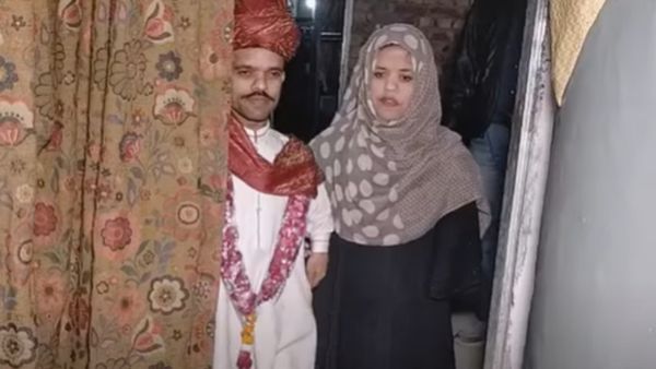 'हमारे बीच है काफी ज्यादा प्यार' 'हमारे बीच है काफी ज्यादा प्यार'