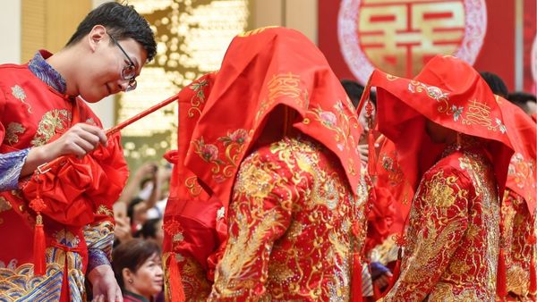 अधिक उम्र में शादी कर रहे युवा