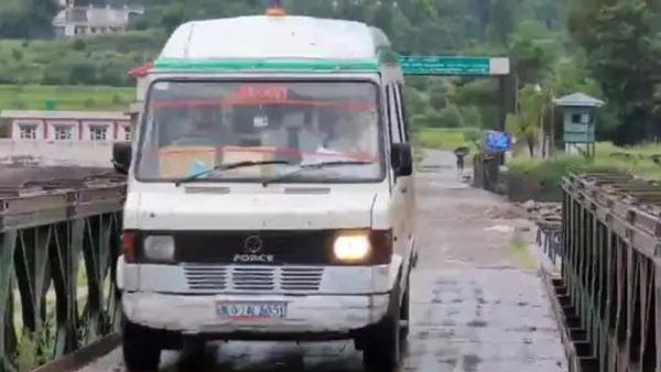 पाक अधिकारी को शव सौंपा गया