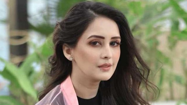 उर्फी जावेद ने शेयर चाहत की बोल्ड तस्वीरें