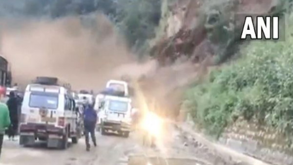 रुद्रप्रयाग में नेशनल हाईवे पर लैंडस्लाइड आने की वजह से बंद