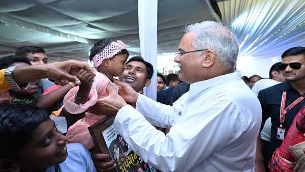 हथेली में सजाई मेंहदी लिखा, मोर मयारू कका
