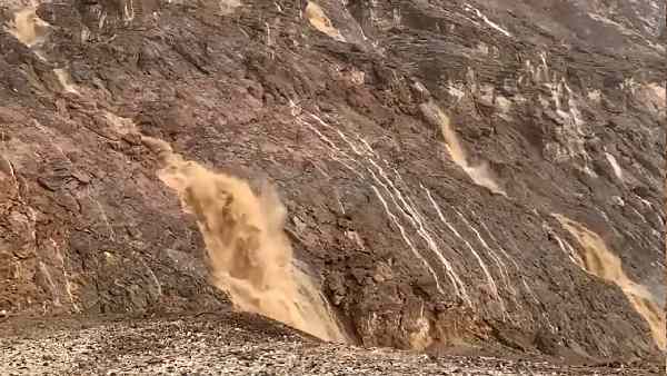 मौत की घाटी में जलप्रपात मौत की घाटी में जलप्रपात