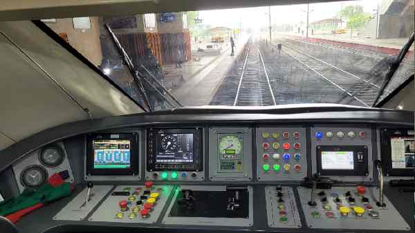 आपात स्थिति में यात्रियों से संपर्क कर सकते हैं गार्ड-पायलट आपात स्थिति में यात्रियों से संपर्क कर सकते हैं गार्ड-पायलट