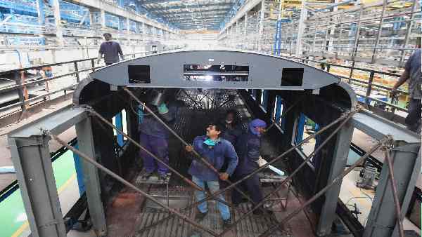 ट्रैक पर बाढ़ के पानी के बावजूद चलेगी ट्रेन ट्रैक पर बाढ़ के पानी के बावजूद चलेगी ट्रेन