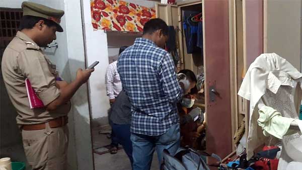 फिंगरप्रिंट और डॉग स्क्वायड ने किया था जांच