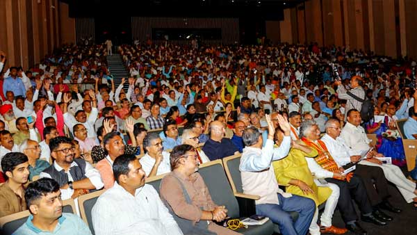 एयरपोर्ट पर काफिला रोककर किए मुलाकात