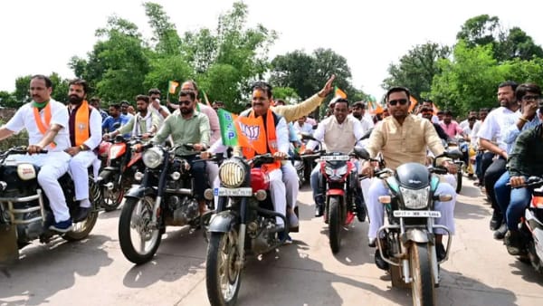 किसी कार्यकर्ता ने नहीं लगाया हेलमेट किसी कार्यकर्ता ने नहीं लगाया हेलमेट