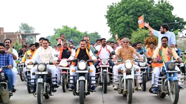 बिना हेलमेट बुलेट की सवारी व्यवस्था को ठेंगा बिना हेलमेट बुलेट की सवारी व्यवस्था को ठेंगा