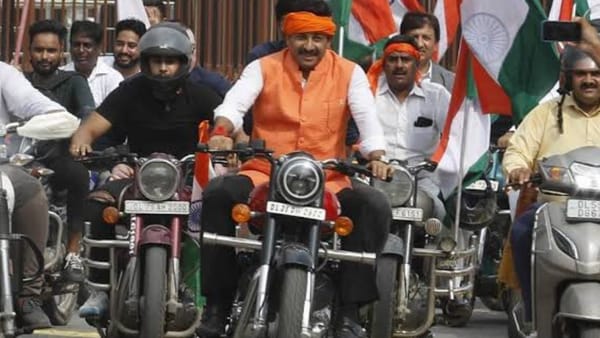 बिना हेलमेट बाइक चलाने पर सांसद मनोज तिवारी ने दिया था 45 हजार का जुर्माना बिना हेलमेट बाइक चलाने पर सांसद मनोज तिवारी ने दिया था 45 हजार का जुर्माना