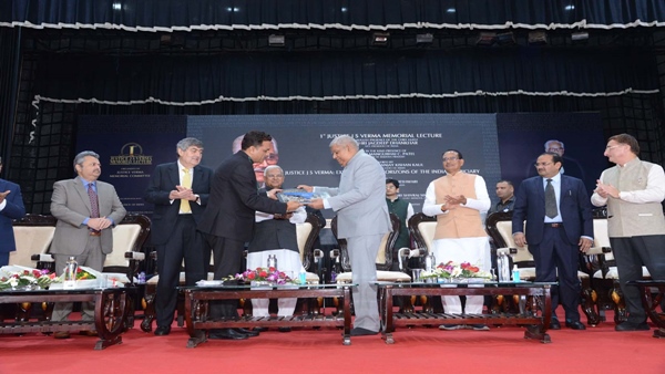 मेयर ने भेंट की शहर के अतीत जुड़ी बुक मेयर ने भेंट की शहर के अतीत जुड़ी बुक