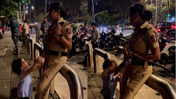 महिला पुलिसकर्मी के डंडे के पीछे पड़ी मासूम बच्ची