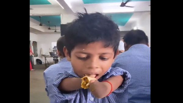 कोहनी से नीचे नहीं हैं बच्चे के हाथ कोहनी से नीचे नहीं हैं बच्चे के हाथ