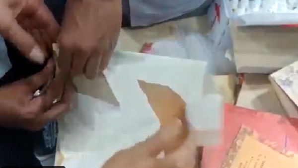 एयरपोर्ट पर पकड़ में आई लड़की 