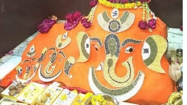 दूर-दूर से दर्शन के लिए पहुंचते हैं भक्त 