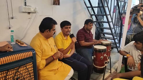 टेलिफोन नगर में चालू किया कैफे 