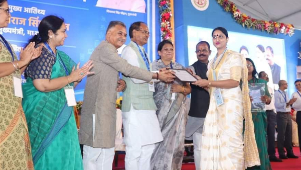 सीएम ने बांटी प्रशिक्षण सामग्री सीएम ने बांटी प्रशिक्षण सामग्री