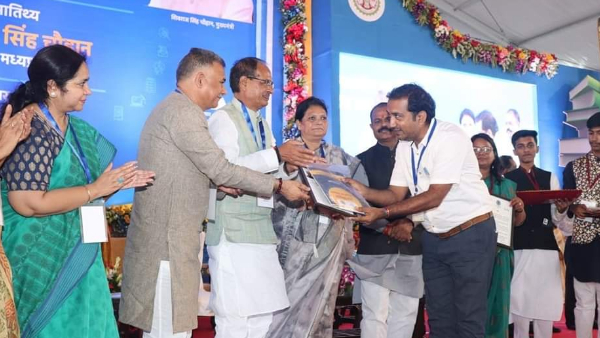 सीएम शिवराज ने सुनाई अपने स्कूल की कहानी सीएम शिवराज ने सुनाई अपने स्कूल की कहानी