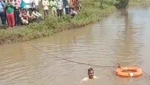 गहराई जाने बिना दोनों दोस्त नदी में उतरे