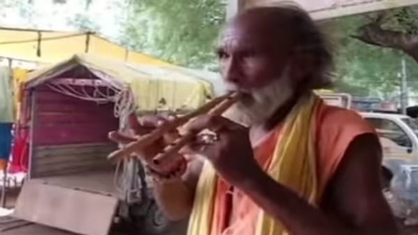 बेहद प्राचीन है बांसुरी बजाने की कला 