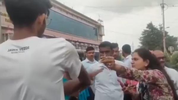 बाइक पर यूट्यूब लिखा दे भड़की लड़की