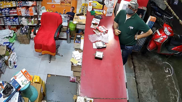 इलेक्ट्रॉनिक दुकान पर भी लगाया चूना इलेक्ट्रॉनिक दुकान पर भी लगाया चूना