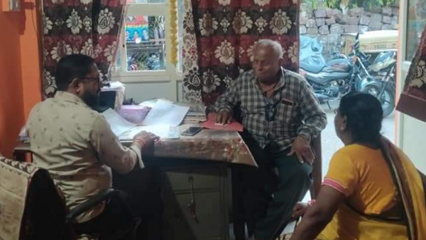65 वर्ष से अधिक आयु के व्यक्ति के साथ जाएगा एक अन्य व्यक्ति