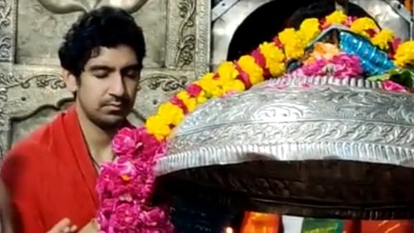 डायरेक्टर अयान मुखर्जी ने किए महाकाल दर्शन डायरेक्टर अयान मुखर्जी ने किए महाकाल दर्शन