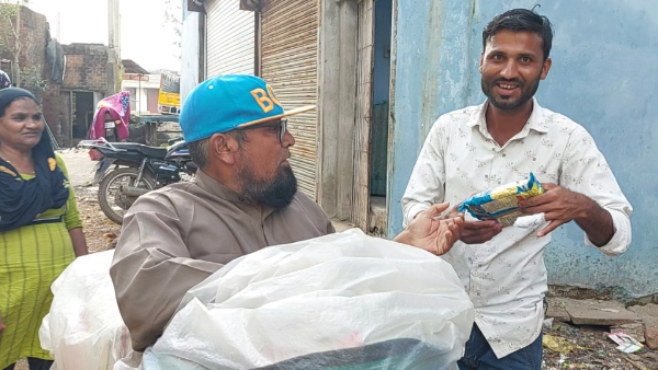 गाना सुनकर नमकीन लेने निकल पड़ते हैं लोग