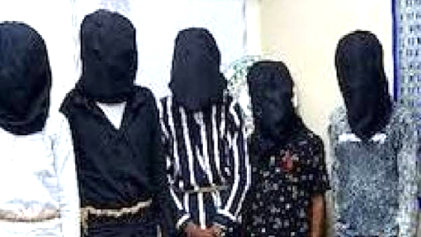 सप्लायर्स को पकड़ने के लिए पुलिस ने दिखाएं नकली नोटों की गड्डी पर असली नोट