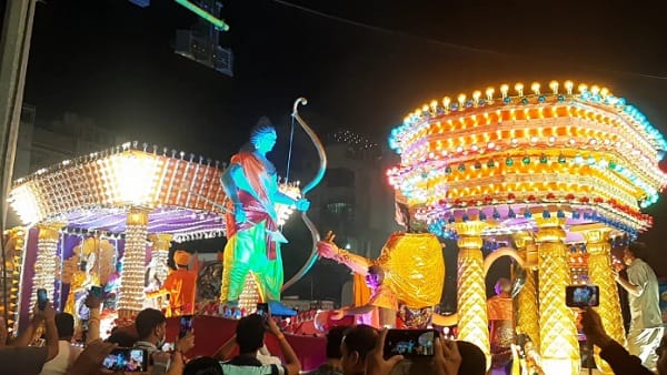 झिलमिलाती झांकियों के साथ अखाड़ों ने दिखाए करतब 