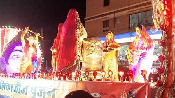 परंपरागत मार्गों से निकला झांकियों का कारवां 