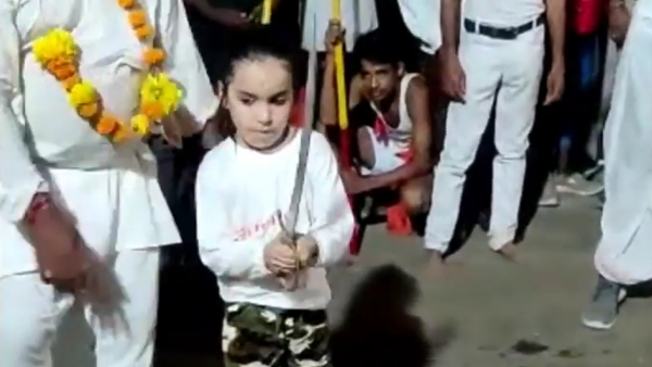 रेधानशी को मेडल और नगद राशि देकर किया सम्मानित 